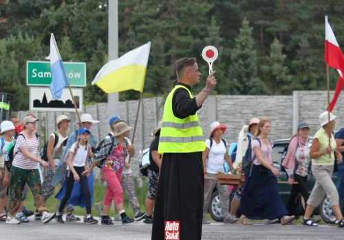 15 punktów za zignorowanie sygnałów porządkowego na pielgrzymce? To mówi prawo