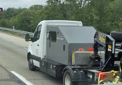Mercedes Sprinter jako amerykański ciągnik siodłowy, z sypialnią i łabędzią szyją