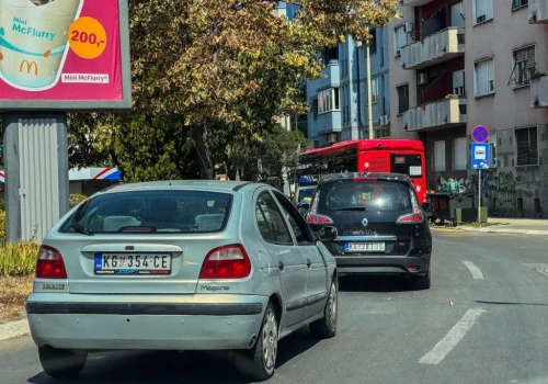 Byłem w Kragujewacu i widziałem fabrykę Stellantis. Na ulicach mnóstwo francuskich samochodów, Fiatów mniej