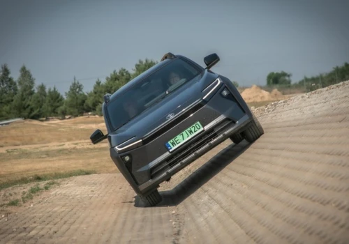 Toyota bZ4x w kombi jak rasowa terenówka. Zabrałem ją w offroad i nie mogę uwierzyć, co wyczyniała