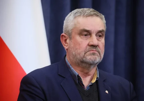 Niszczone rolnictwo, ziemie przejmie zagranica. Ardanowski mówi, jak ratować