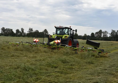CLAAS pokazał nowe przetrząsacze VOLTO. Flagowy model ma aż 10,8 m szerokości