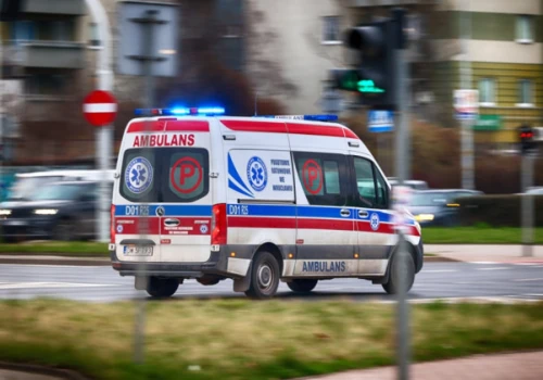 Groźny wypadek z udziałem karetki. Dwie osoby ranne