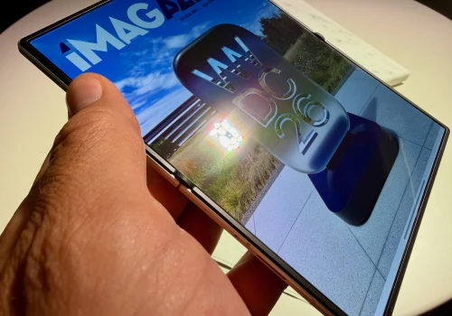 iPhone Ultra w srebrze i granacie – Apple planuje już trzecią generację składaka