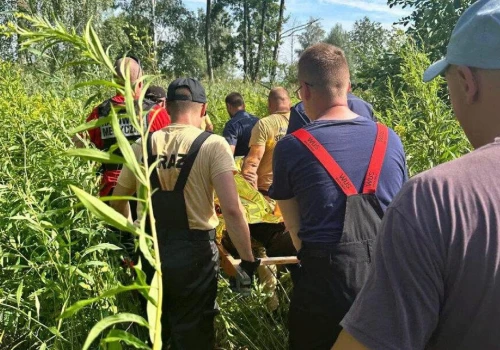 Szukali go od niedzieli. 76-latka odnaleziono na podmokłym, gęsto zarośniętym terenie