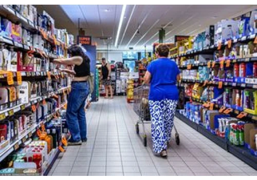Polacy wskazali, co ich wkurza na zakupach. Co trzeci mówił o alejkach