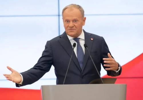 Kolejna afera w kręgach KO, a Tusk... spotkał się aktorami 