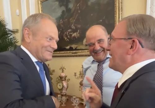 Ale numer, Tusk w Wilkowyjach! Nagarnie z „Rancza” już jest hitem sieci. „Co tam słychać u prezydenta?”