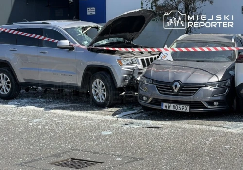 Jeep wjechał w wiatę, wózki sklepowe i trzy auta. Kierowca trafił do szpitala