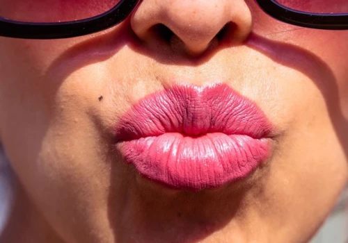 Kobiety chcą mieć usta jak lalki. Lip lift to teraz najgorętszy trend w medycynie estetycznej