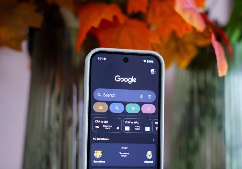 Google testuje zmiany w wyszukiwarce. Znika kultowy przycisk, wchodzi AI