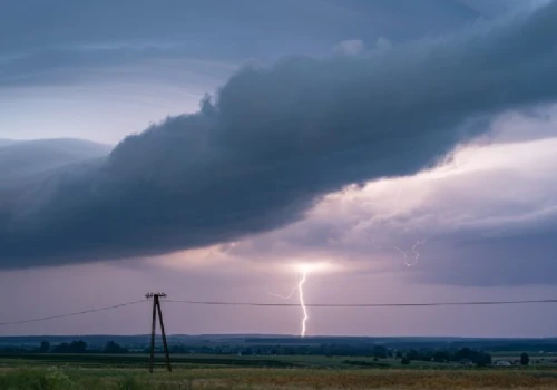 Gwałtowne burze w kolejnych godzinach możliwe nad woj. lubelskim. Dużo wyładowań i miejscami silny wiatr do 80 km/h.