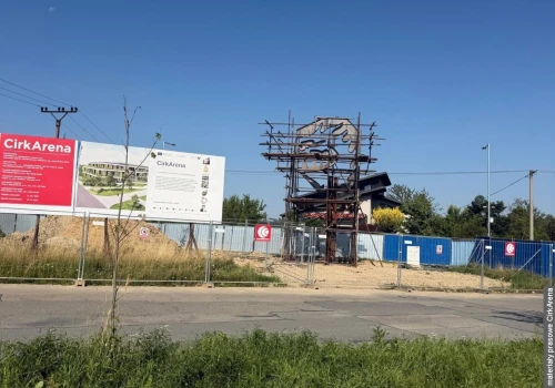 Przed CirkAreną w Trzyńcu powstaje stalowy smok. Materiał pochodzi z dawnej hali hokejowej