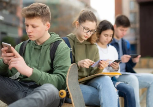 Zakaz telefonów w szkołach już od września. Prezydent podpisał ustawę