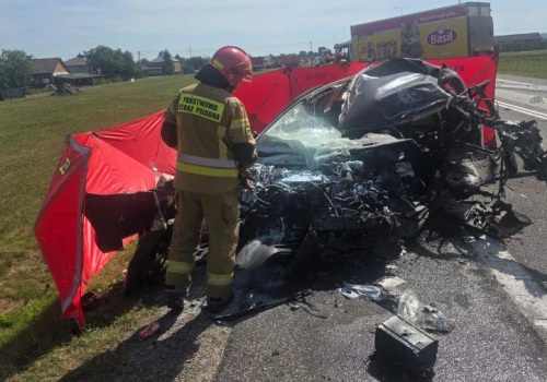 Tragedia na DK9. Czołowe zderzenie z ciężarówką, z samochodu niewiele zostało