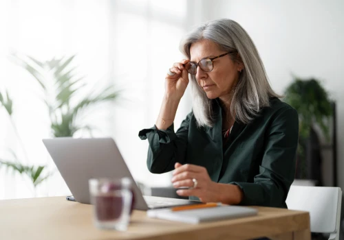 Kobiety gubią się w systemie, firmy tracą doświadczenie. Menopauza wychodzi z cienia