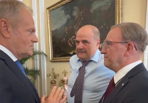 Afera z pieniędzmi dla powodzian. Tusk w tym czasie nagrywał wideo z planu serialu