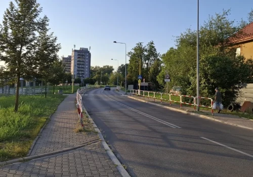 Ścieżka się kończy, rowerzyści jadą z samochodami. Mieszkaniec apeluje o zmiany