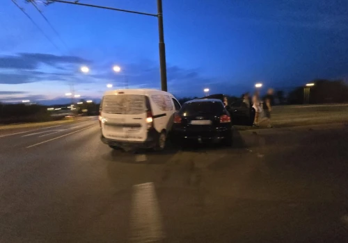 I znów to samo w tym miejscu. Tym razem Dacia zderzyła się z Audi