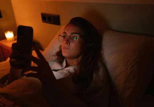 Codziennie robimy to na telefonach. Badacze zauważyli związek ze stresem, lękiem i samotnością
