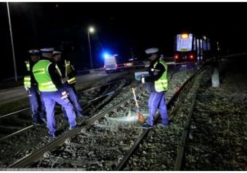Tramwaj miał ciągnąć 18-latkę przez 20 metrów. Dziewczyna w śpiączce
