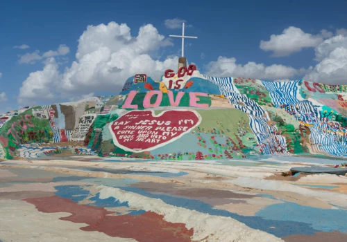 Salvation Mountain – kolorowa góra na pustyni w Kalifornii. Ciekawostki i co warto zobaczyć?