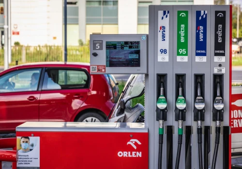 Polacy żądają tańszych paliw. Rząd ma poważny problem