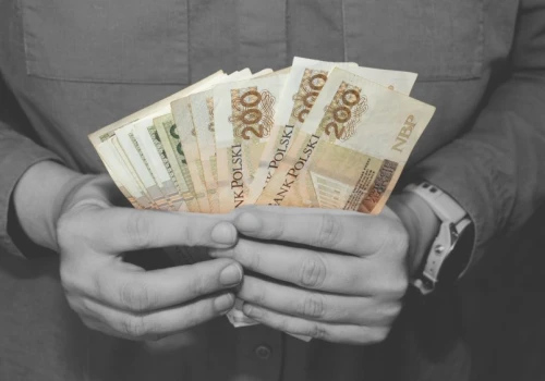 GUS: średnia pensja ponad 9,2 tys. zł. Też się głowisz, kto tyle zarabia?