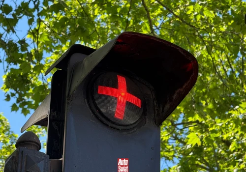 Sygnalizator z plusem to francuski pomocnik kierowców. Pozwala redukować korki