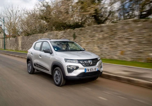 Używana Dacia Spring to niesamowita okazja. Ten samochód można kupić za grosze , taniej niż Citroën AMI!