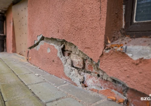 Rozpadający się budynek przy ul. Hożej z najnowszą ekspertyzą