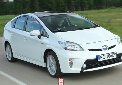 W Japonii Toyota odmładza nawet 22-letnie auta. W ASO dostają funkcje z nowych modeli