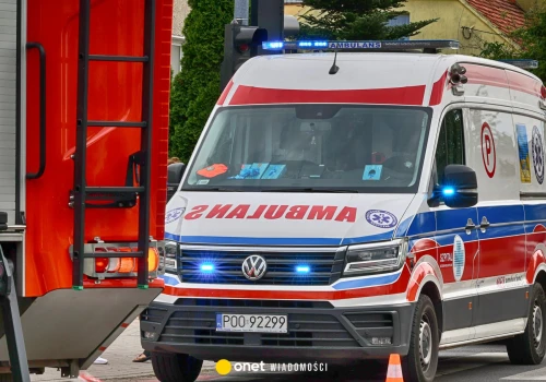 Tragiczny wypadek w Wielkopolsce. Dwie osoby nie żyją po zderzeniu busa z ciężarówką