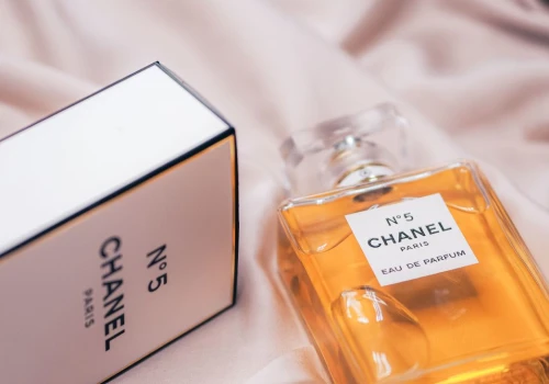 Kupiła w lumpeksie perfumy za 50 zł, by sprzedać je na Allegro. Ten szczegół ujawnił przekręt