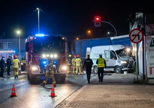 Ciężarówka wbiła się w budynek. Nie żyje jedna osoba (ZDJĘCIA)