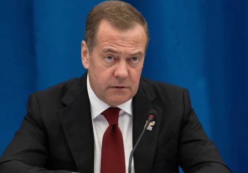 Propagandowy podręcznik dla okupowanych regionów. Redaktorem sam Miedwiediew