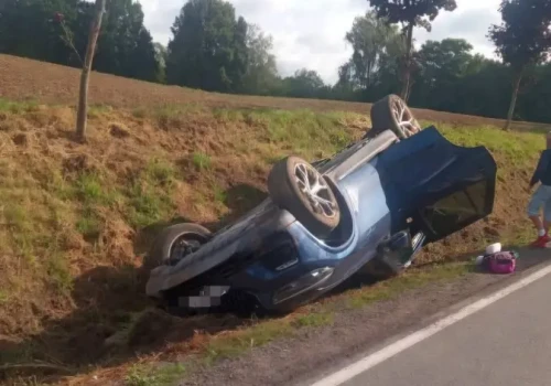 Groźny wypadek na DK59. Nieudane wyprzedzanie zakończone dachowaniem