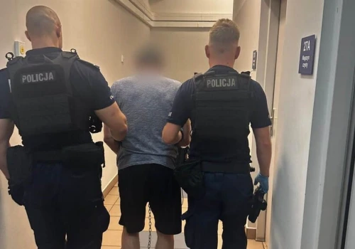 Miał obnażać się na balkonie przy przedszkolu. 64-letni Ukrainiec okazał się ścigany Czerwoną Notą Interpolu