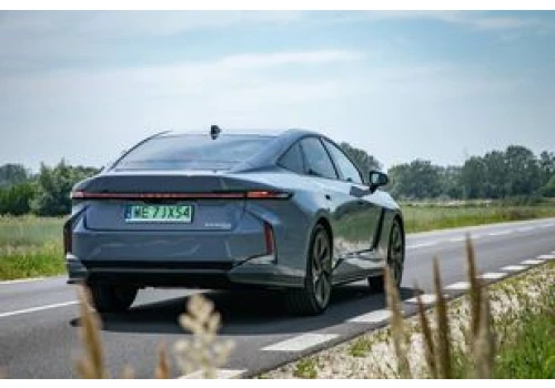 Nowy Lexus ES wchodzi do wyższej ligi. Czy to idealna limuzyna flotowa?