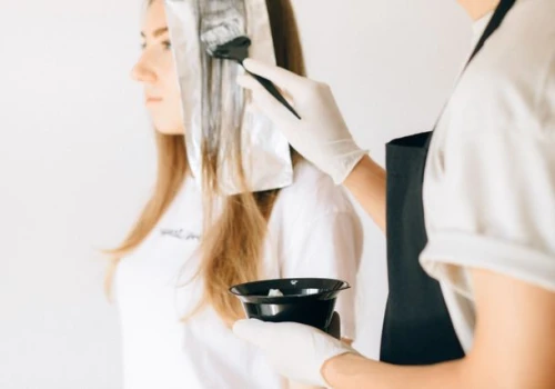 Farba do włosów blond bez żółtych tonów – jakie odcienie i produkty warto sprawdzić?