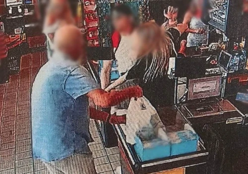 Szarpanina w markecie. Chciał wynieść kiełbasę i whisky, uderzył kasjerkę