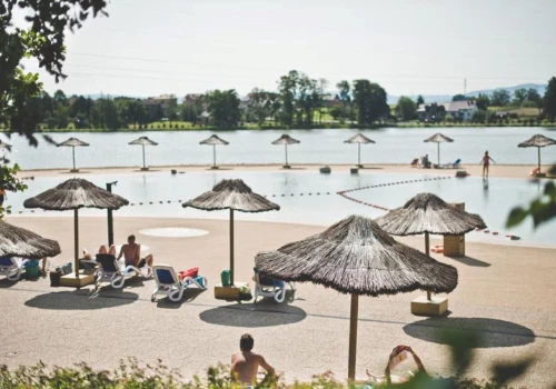 Błękitna woda i relaks w tropikalnym stylu. Tak prezentują się Hawaje w Małopolsce