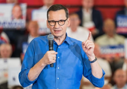 W nowym sondażu Morawiecki idzie po swoje. PiS i KO mają o czym myśleć