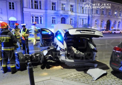 Omodą uderzył w auta i słupki. Auto się rozleciało. Kierowca miał aktywny zakaz prowadzenia pojazdów i cofnięte uprawnienia