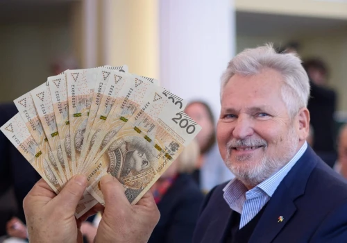 12 tys. na rękę to mało? Kwaśniewski narzeka na biedę i musi dorabiać
