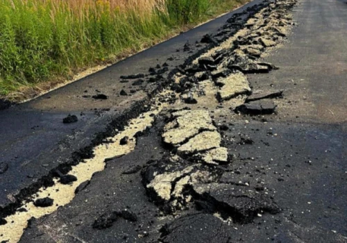 Rolnik zaorał asfalt. Miasto mówi o swojej własności, Wojciechowski o prawie do obrony
