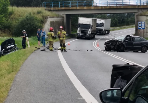CZOŁOWE ZDERZENIE NA DK11! Dwie osoby trafiły do szpitala