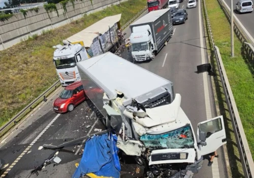Zderzenie ciężarówek na trasie S8. Droga zablokowana