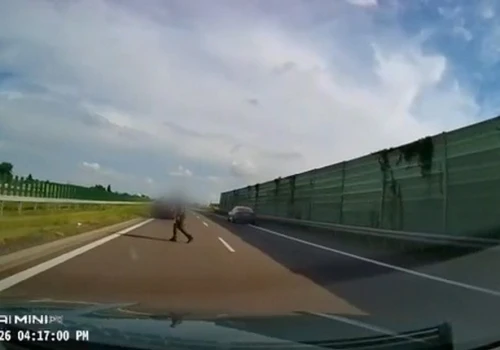 Pieszy między pędzącymi autami na drodze ekspresowej. Nagranie trafiło do lubelskich policjantów