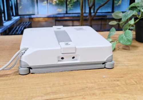 Ecovacs Winbot Mini 2 myje okna, kiedy ty masz lepsze rzeczy do roboty. Jak mu to wychodzi?